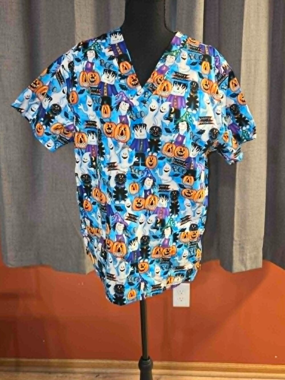 White Swan Halloween Scrub Top Medium Ghost Pumpkin Witch Black Cat V-Neck
